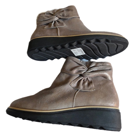 CLARKS SHARON SALON BOW PEWTER METALLIC ANKLE BOOTS SIZE 7.5 NWOT - Picture 5 of 7